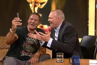 Ralf Möller(li.) hat Stefan Raab über sein Handy mit "Arnie" verbunden.