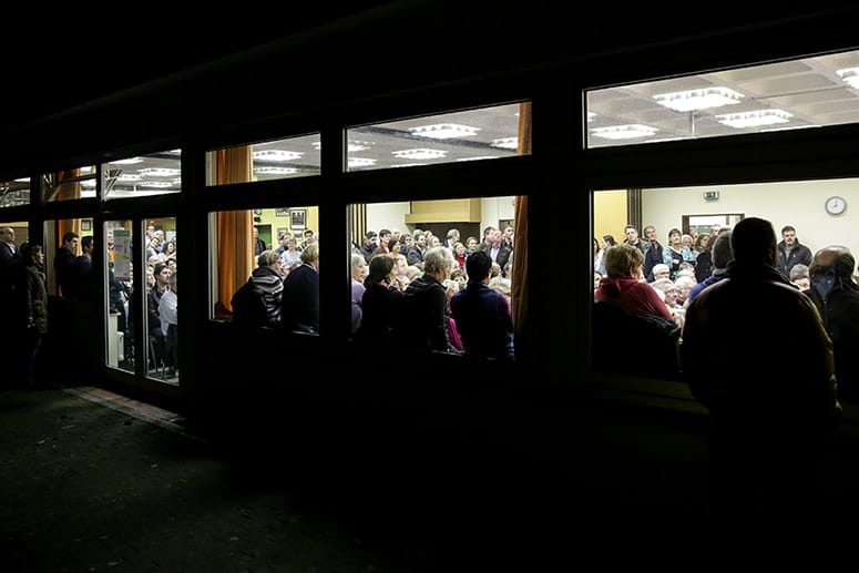 Nach einem Brandanschlag auf ein geplantes Flüchtlingshaus haben sich die Einwohner im schleswig-holsteinischen Escheburg versammelt.