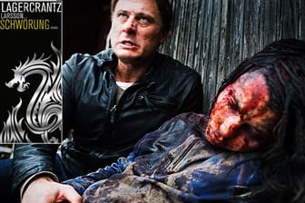 Mikael Blomkvist (Michael Nyqvist) rettet Salander (Noomi Rapace) vor dem sicheren Tod (Szenenfoto aus der schwedischen Verfilmung der "Millennium"-Trilogie). Am 27. August erscheint der vierte Teil der Buchreihe.