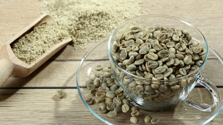 Aus ungerösteten Kaffeebohnen entsteht der grüne Kaffee, der beim Abnehmen helfen soll.