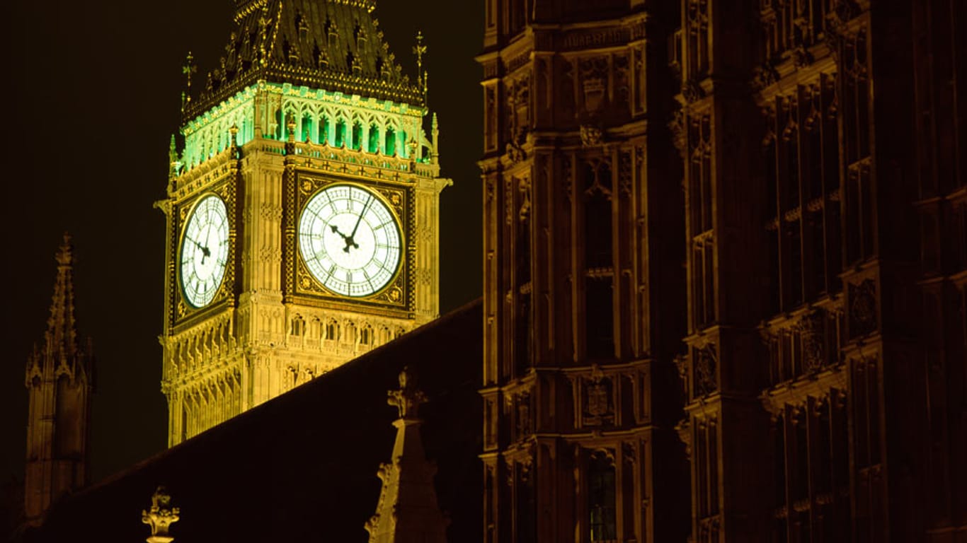 "Big Ben", der Uhrturm des britischen Parlamentsgebäudes, gehört zu Londons Sehenswürdigkeiten.