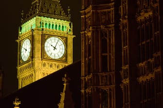 "Big Ben", der Uhrturm des britischen Parlamentsgebäudes, gehört zu Londons Sehenswürdigkeiten.