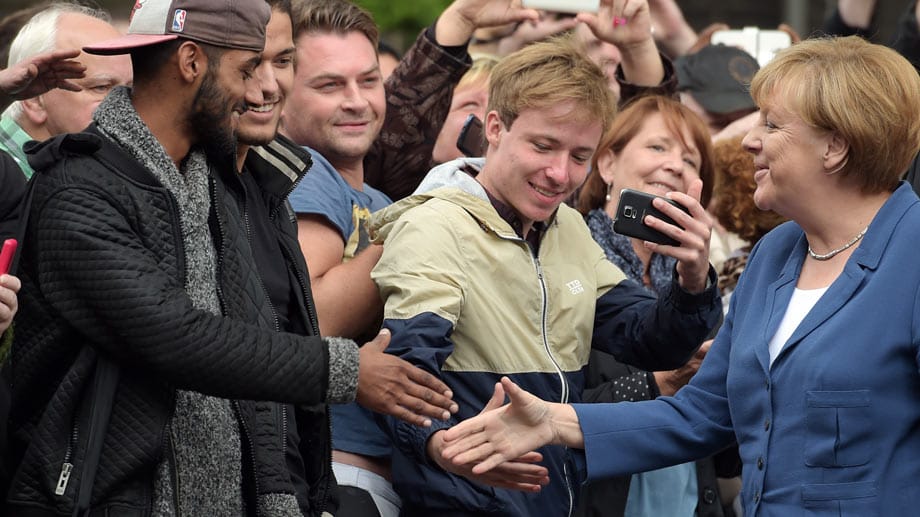 Merkel in Marxloh: Die Kanzlerin begrüßt Duisburger per Handschlag und wirbt für mehr Integration.