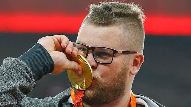 Wieder vereint: Pawel Fajdek war seine Goldmedaille vorübergehend abhanden gekommen.