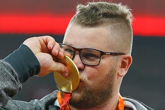 Wieder vereint: Pawel Fajdek war seine Goldmedaille vorübergehend abhanden gekommen.