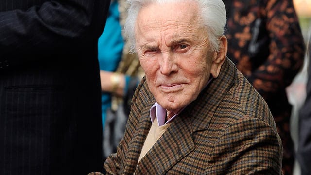 Kirk Douglas sparte 80 Millionen Dollar an - und spendet das Vermögen nun.