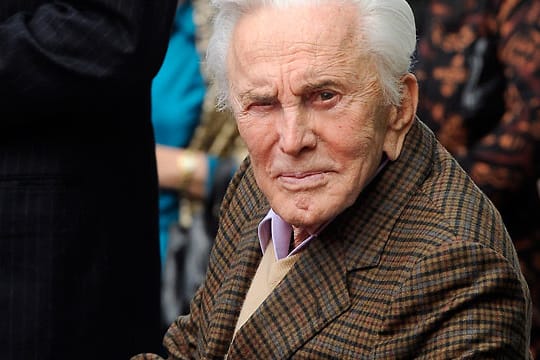 Kirk Douglas sparte 80 Millionen Dollar an - und spendet das Vermögen nun.