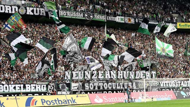 Auf eine lautstarke Unterstützung ihrer Fans - wie hier im Bild - müssen die Gladbacher beim Derby in Köln wohl verzichten. Auf eine lautstarke Unterstützung ihrer Fans - wie hier im Bild - müssen die Gladbacher beim Derby in Köln wohl verzichten.