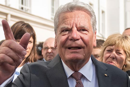 Bundespräsident Joachim Gauck bei seinem Besuch im Flüchtlingsheim Berlin-Wilmersdorf.