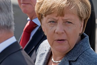 Kanzlerin Angela Merkel kommt im sächsischen Heidenau an.