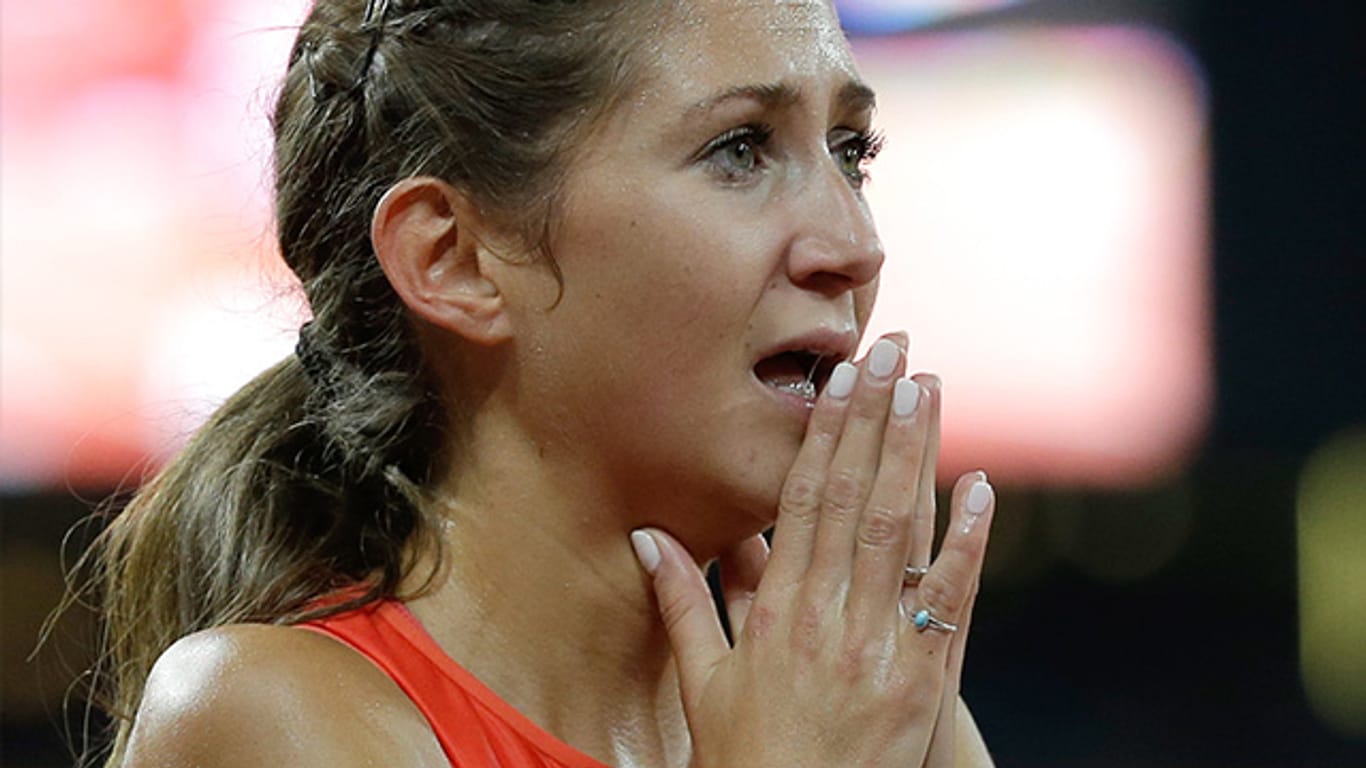 Gesa Felicitas Krause kann im Ziel ihr Glück noch gar nicht so richtig fassen. Sie hat WM-Bronze über 3000 Meter Hindernis gewonnen.