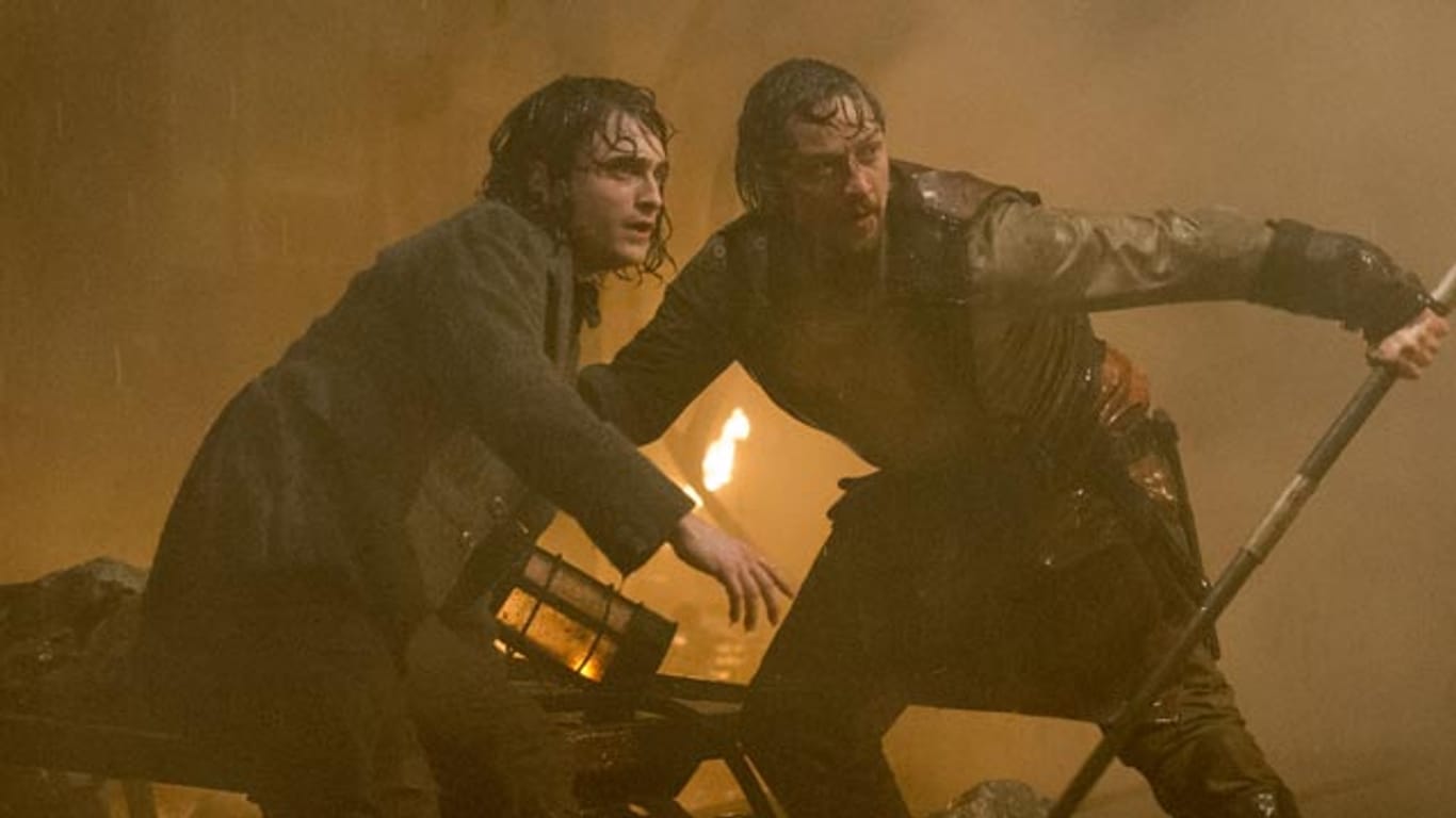 Daniel Radcliffe (li.) als Igor und James McAvoy als Victor Frankenstein.