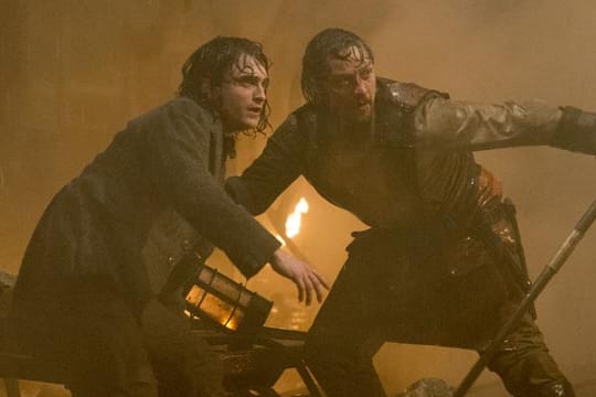 Daniel Radcliffe (li.) als Igor und James McAvoy als Victor Frankenstein.