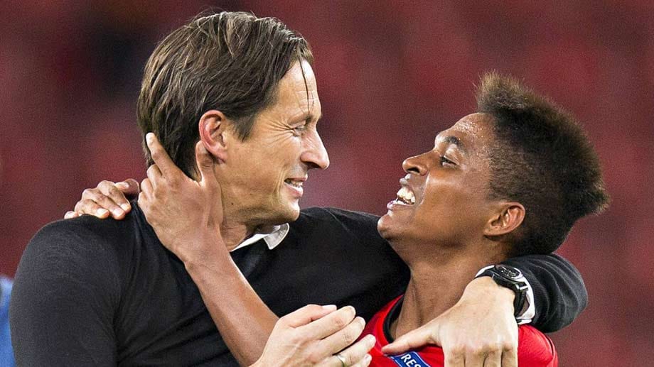 Trainer Roger Schmidt (li.) freut sich mit Wendell über den Einzug in die Champions-League-Gruppenphase und sicher über weitere Einnahmen.