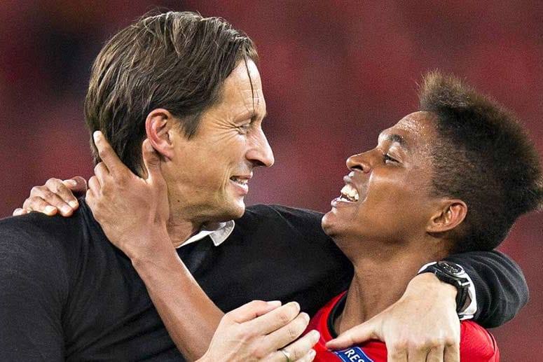 Trainer Roger Schmidt (li.) freut sich mit Wendell über den Einzug in die Champions-League-Gruppenphase und sicher über weitere Einnahmen.