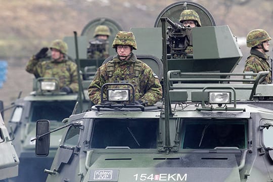 Demonstration der Stärke gegen den übermächtigen Nachbarn: Estländische Soldaten bei einer Parade Nahe der Grenze zu Russland.
