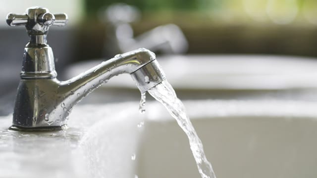 Meist ist das Problem mit dem verstopften Wasserhahn leicht wieder behoben, wenn Sie das verkalkte Sieb austauschen.