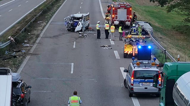 Rettungskräfte und die Polizei an der Unfallstelle: Nach dem Zusammenstoß zweier Fahrzeuge bietet sich ein Bild der Verwüstung. Rettungskräfte und die Polizei an der Unfallstelle: Nach dem Zusammenstoß zweier Fahrzeuge bietet sich ein Bild der Verwüstung.