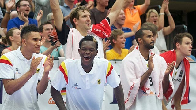 Auf Dennis Schröder (Mitte) und Dirk Nowitzki (Mitte hinten) ruhen die Hoffnungen aller deutschen Basketball-Fans.