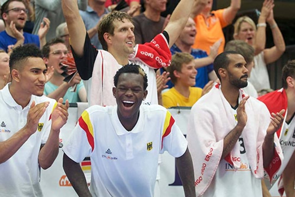 Auf Dennis Schröder (Mitte) und Dirk Nowitzki (Mitte hinten) ruhen die Hoffnungen aller deutschen Basketball-Fans.