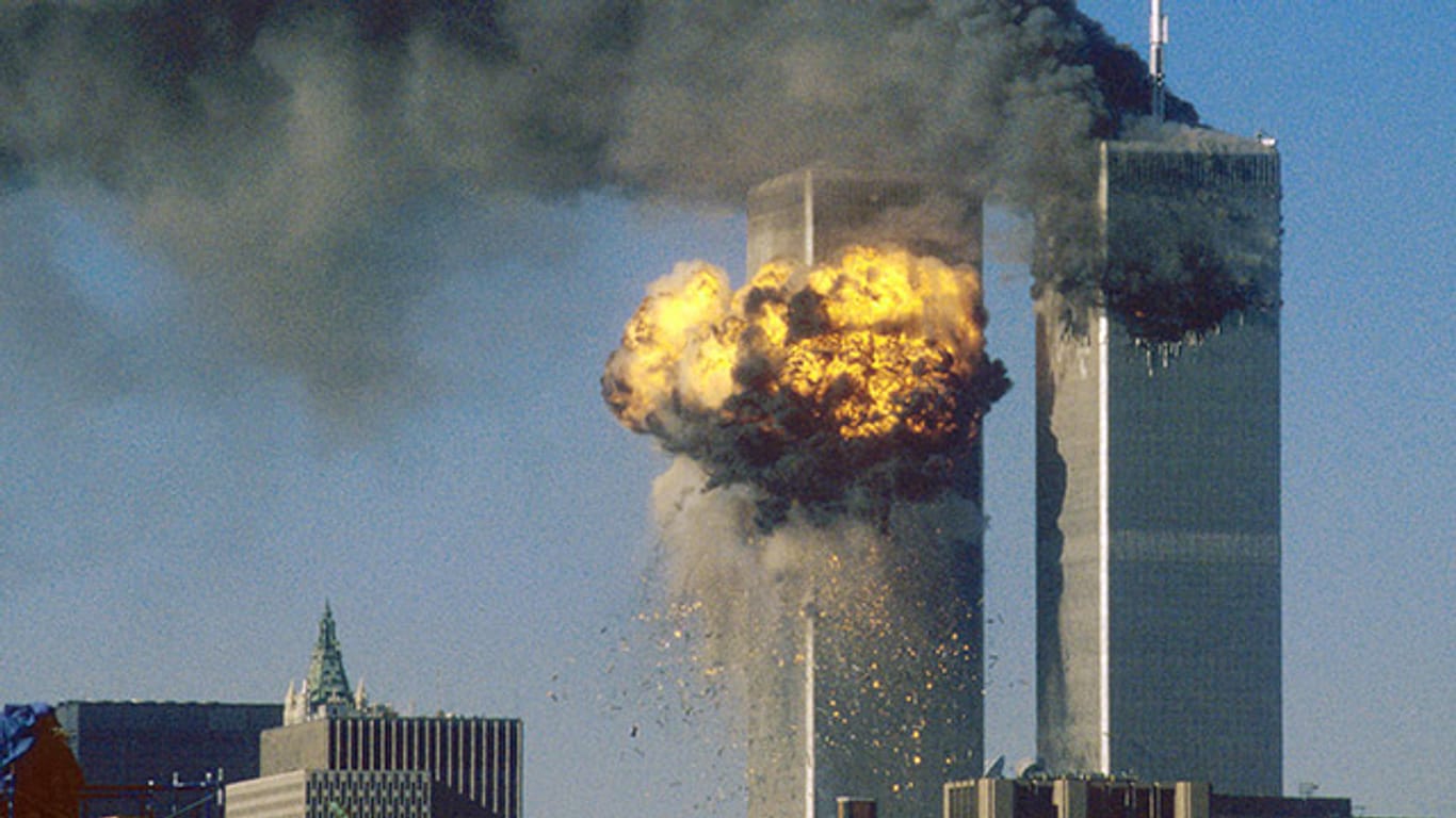 Das World Trade Center steht in Flammen. Zwei Passagierflugzeuge sind am 11. September 2001 in die beiden Türme gekracht. Etwa 3000 Menschen starben.