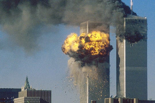 Das World Trade Center steht in Flammen. Zwei Passagierflugzeuge sind am 11. September 2001 in die beiden Türme gekracht. Etwa 3000 Menschen starben.