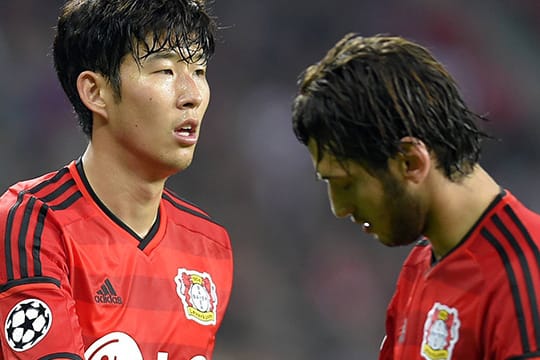 Heung-Min Son (li.) ist verärgert über die Kritik seines ehemaligen Bayer-Mitspielers Hakan Calhanoglu.