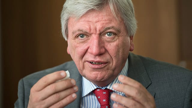 Volker Bouffier: Flüchtlingswelle wird Deutschland auf Jahre herausfordern.