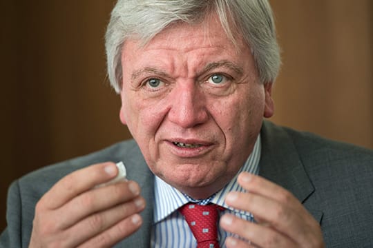 Volker Bouffier: Flüchtlingswelle wird Deutschland auf Jahre herausfordern.