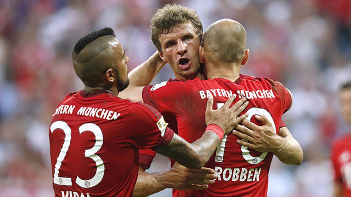 Thomas Müller feiert mit Arjen Robben (rechts) und Arturo Vidal (links) das 3:0.
