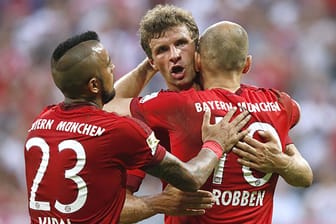 Thomas Müller feiert mit Arjen Robben (rechts) und Arturo Vidal (links) das 3:0.