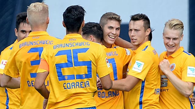 Die Braunschweiger Spieler dürfen sich über sechs Treffer gegen den KSC freuen. Die Braunschweiger Spieler dürfen sich über sechs Treffer gegen den KSC freuen.