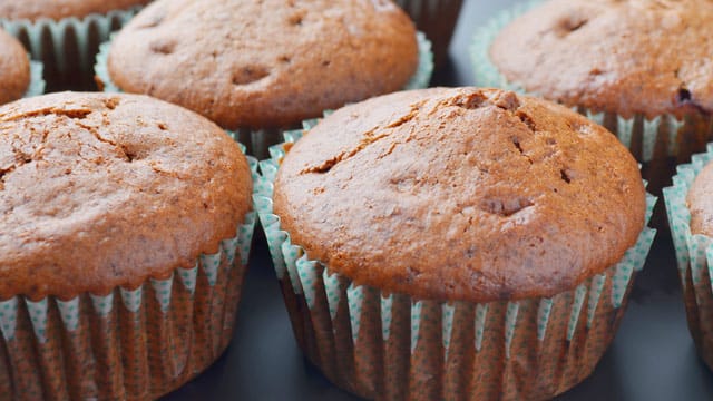 Die leckeren Nougat-Muffins sind einfach und schnell zuzubereiten.