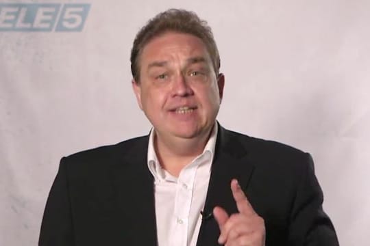 Oliver Kalkofe wendet sich in einer Videobotschaft an Fremdenfeinde: Er sei doch "lieber Gutmensch als Arschloch".