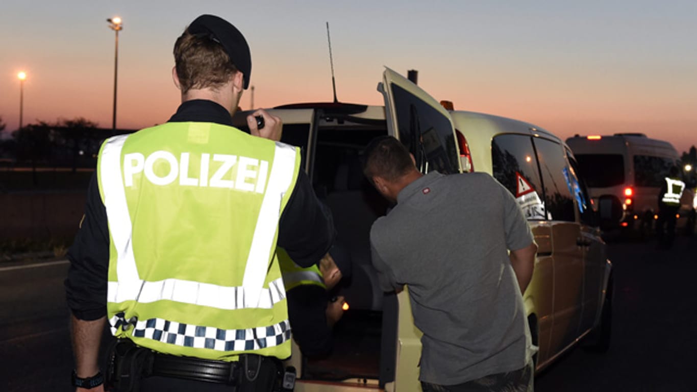 Die österreichische Polizei durchsucht jetzt verstärkt kleine und große Laster nach Flüchtlingen.