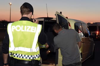 Die österreichische Polizei durchsucht jetzt verstärkt kleine und große Laster nach Flüchtlingen.