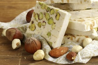 Weißer Nougat kann ganz unterschiedlich verfeinert werden: Pistazien, verschiedene Nüsse oder Früchte wie Kirschen machen ihn besonders lecker!