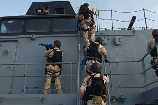 Rund 2500 Soldaten aus elf Ländern beteiligen sich am Groß-Manöver im Schwarzen Meer. Auch das Entern wird geübt.