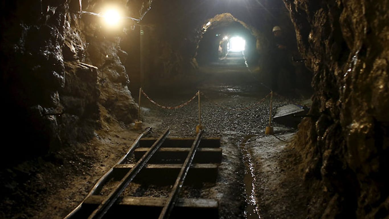 In Tunneln solcher Art im Südwesten von Polen, die den Codename "Riese" tragen, vermuten viele einen Zug, in dem die Nazis Gold und dergleichen in Sicherheit gebracht haben sollen.