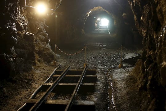 In Tunneln solcher Art im Südwesten von Polen, die den Codename "Riese" tragen, vermuten viele einen Zug, in dem die Nazis Gold und dergleichen in Sicherheit gebracht haben sollen.
