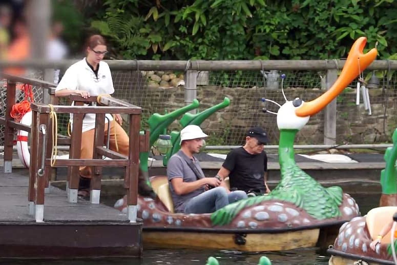 Wallraff als Tretbootfahrer im Phantasialand.