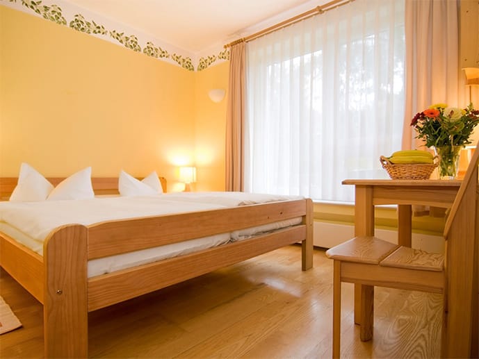 Aus den mit Echtholz Möbeln eingerichteten Zimmern fällt der Blick auf das Meer. Das Hotel ist besonders für Allergiker geeignet, da das Personal unter anderem mit umweltfreundlichen Reinigungsmitteln putzt.