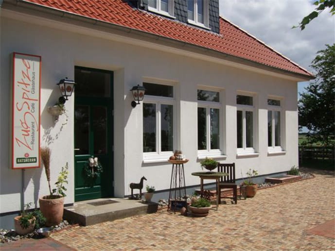 Die Besitzer des Hotels ZugSpitze in Lauenberg an der Elbe leben vegan und bieten ausschließlich vegane Speisen im hauseigenen Restaurant ZugSpitz an.