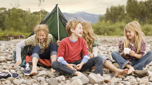 Bevor Sie Ihre nicht volljährigen Kinder alleine oder mit Begleitpersonen in den Urlaub schicken, sollten Sie eine Reisevollmacht schreiben.