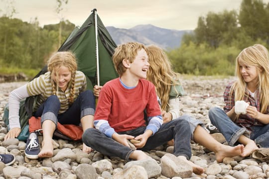 Bevor Sie Ihre nicht volljährigen Kinder alleine oder mit Begleitpersonen in den Urlaub schicken, sollten Sie eine Reisevollmacht schreiben.