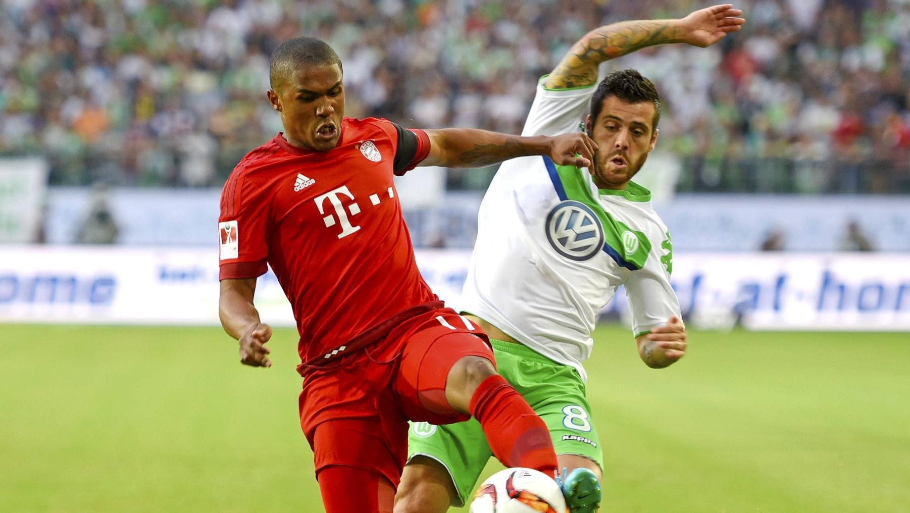Trendforscher Eike Wenzel sieht eine gewisse Gefahr, dass der FC Bayern der Bundesliga-Konkurrenz enteilt - wie hier FCB-Profi Douglas Costa (li.) Wolfsburgs Vieirinha.