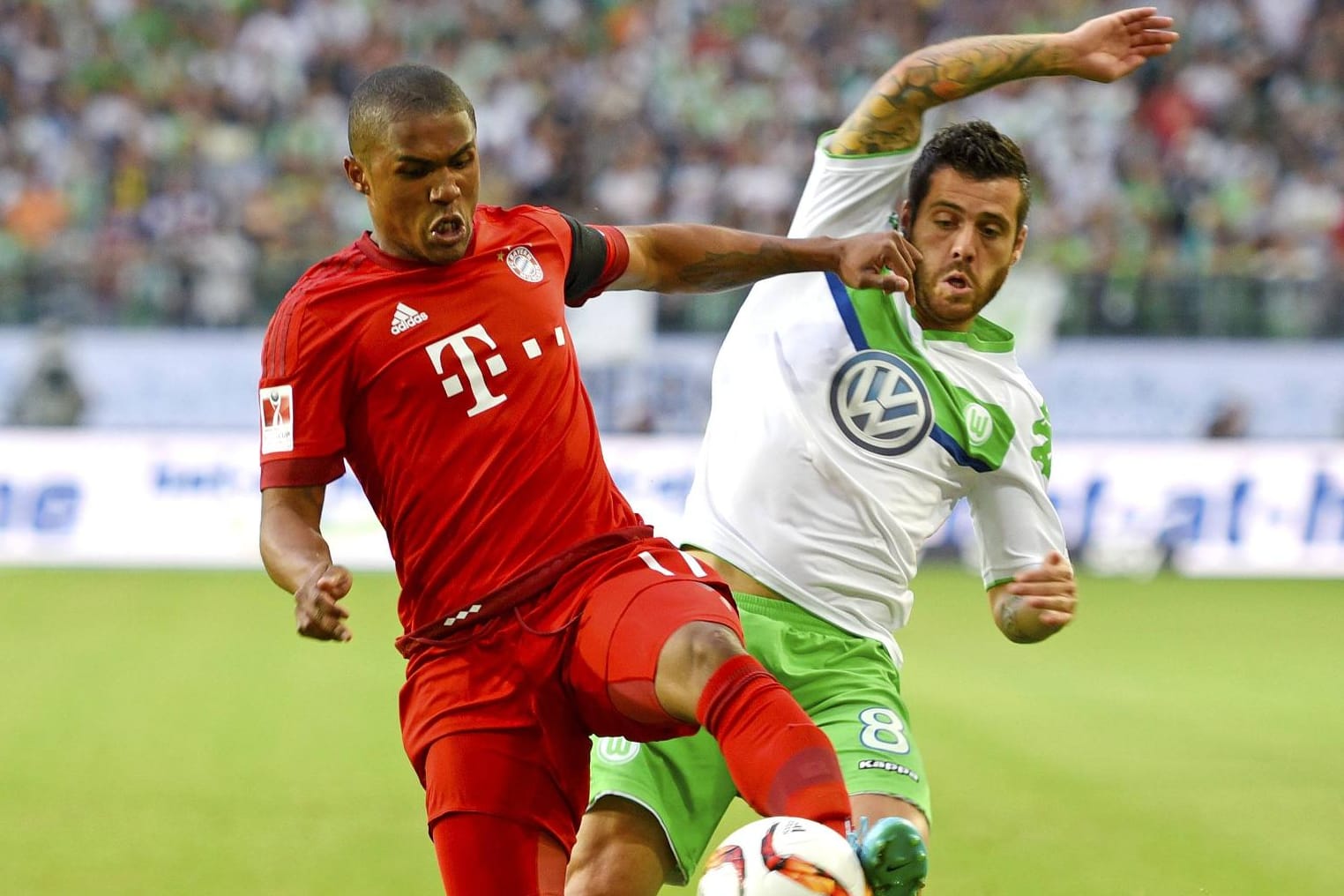 Trendforscher Eike Wenzel sieht eine gewisse Gefahr, dass der FC Bayern der Bundesliga-Konkurrenz enteilt - wie hier FCB-Profi Douglas Costa (li.) Wolfsburgs Vieirinha.