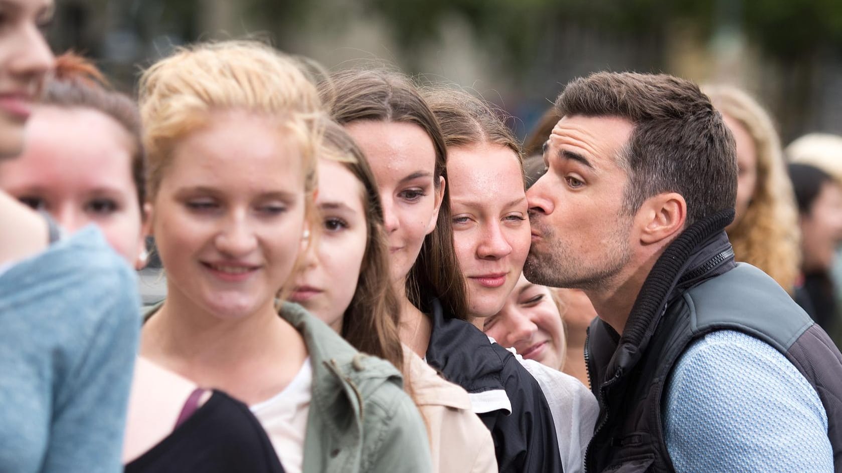 Soap-Star Jo Weil wollte in Köln den Weltrekord im Schnellküssen aufstellen.