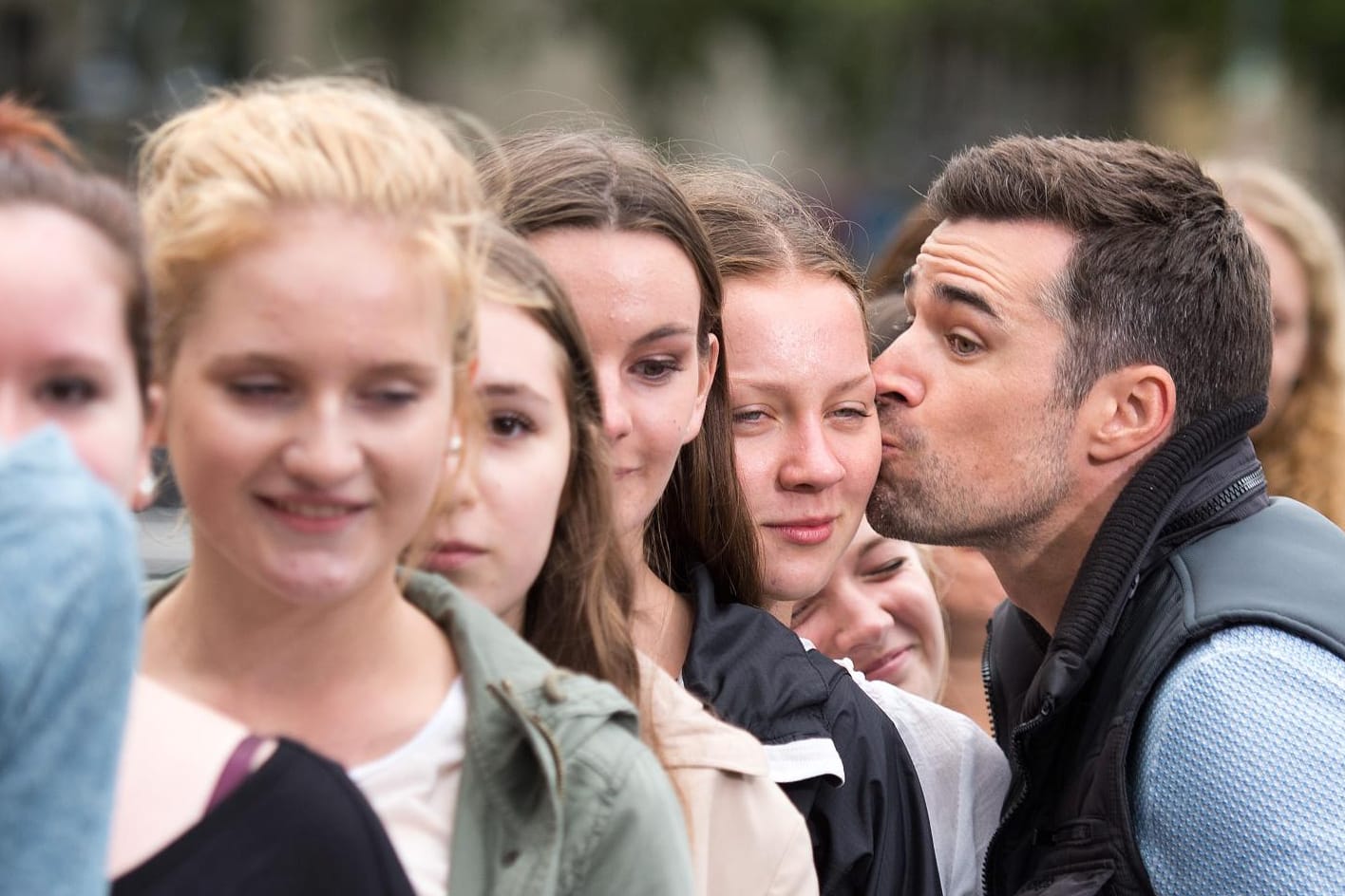 Soap-Star Jo Weil wollte in Köln den Weltrekord im Schnellküssen aufstellen.
