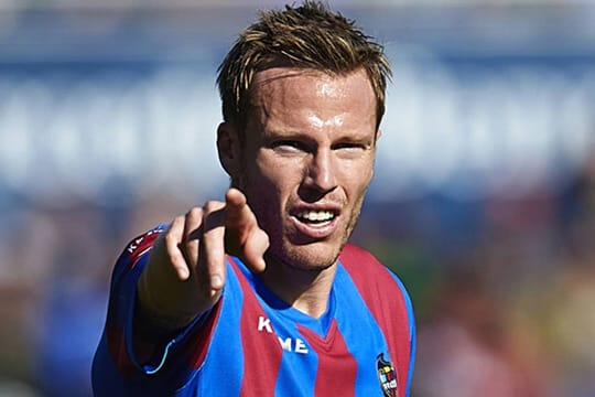 Fingerzeig: Christian Lell, hier im Trikot von UD Levante, ist zurück auf dem Fußball-Platz.